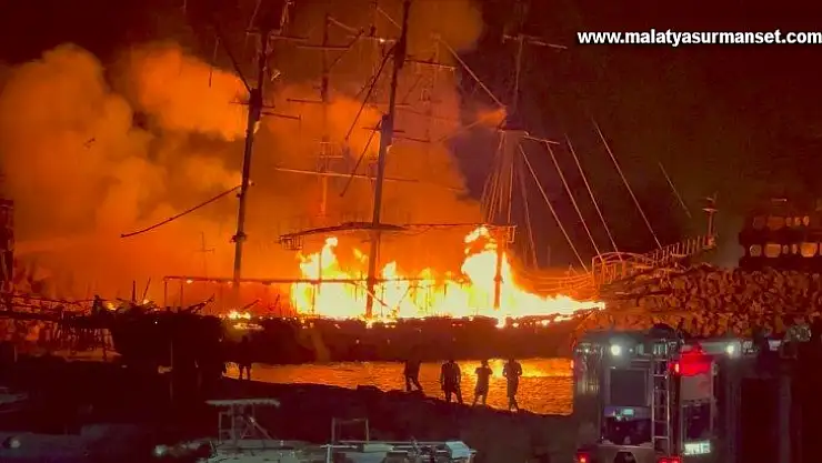 Tur tekneleri alev alev yandı