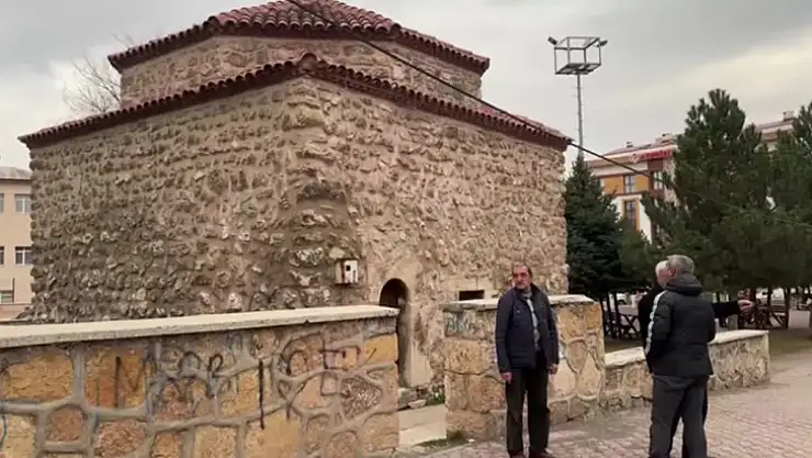 Türbe duvarına yazı yazılması tepki çekti