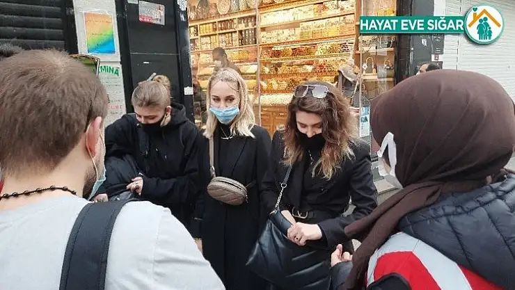 Turistlerin İstiklal'in orta yerinde yaptıkları pes dedirtti