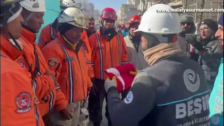 Türk arama kurtarma ekibinden Venezüellalı ekibe Türk bayrağı hediyesi
