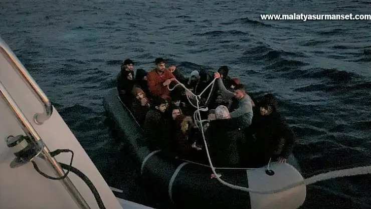 Türk kara sularına geri itilen 22 kaçak göçmeni Sahil Güvenlik kurtardı