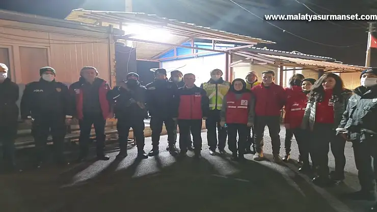 Türk Kızılay'ı Yeni Yılda Polisleri Unutmadı