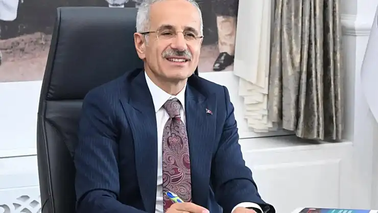 Türkiye'de Sosyal Medyaya Yaş Sınırı mı Geliyor? Bakan Uraloğlu Açıkladı