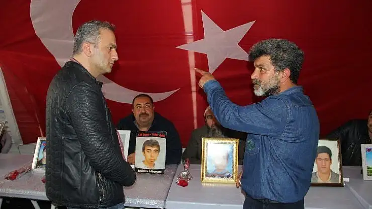 Türkiye Gazetesi Yayın Koordinatörü Yücel Koç, HDP önündeki aileleri ziyaret etti