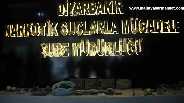 Türkiye'nin en büyük uyuşturucu operasyonunda ele geçirilen suç unsurları sergilendi