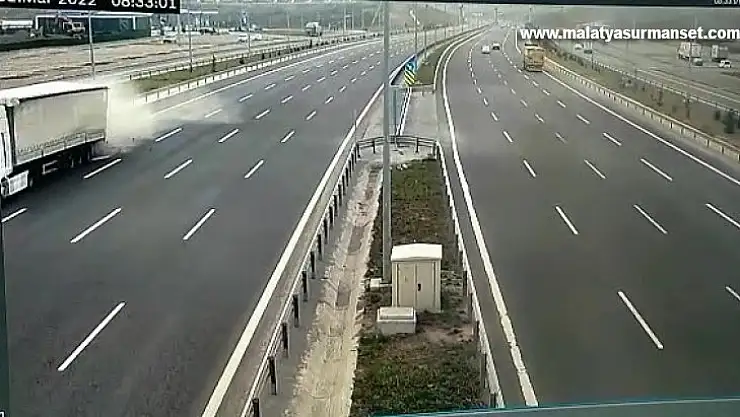 Tuzla'da otomobilin tıra arkadan çarptığı feci kaza kamerada