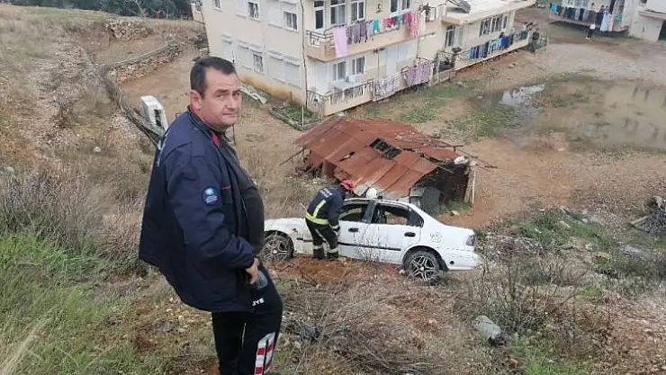 'U' dönüşü yapan otomobile çarpmamak için ölümden döndüler: 1 yaralı