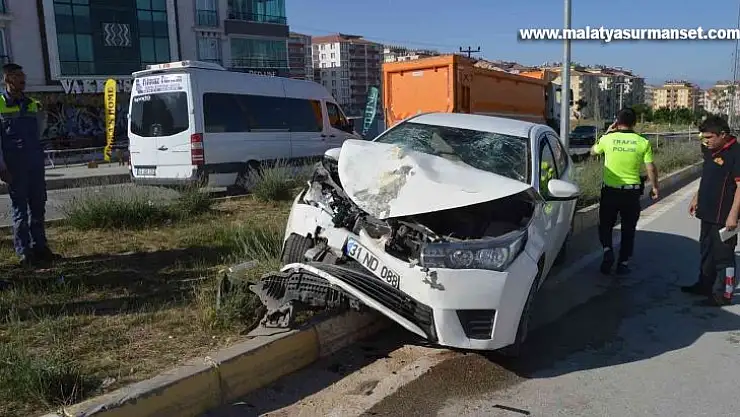 Üç aracın karıştığı kazada 1 kişi yaralandı