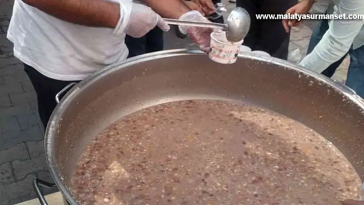 Üç bin kişiye aşure dağıtıldı