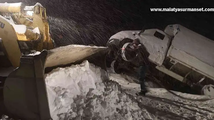 Uçurumda asılı kalan minibüs kurtarıldı