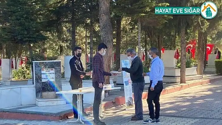 Udh Malatya İl Başkanlığı Şehitliği Ziyarete Gelenlere Şeker İkram Etti