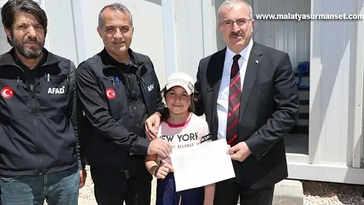 Ukrayna'dan tahliye edilen 8 yaşındaki Melisa mutluluğunu resimlerine yansıttı