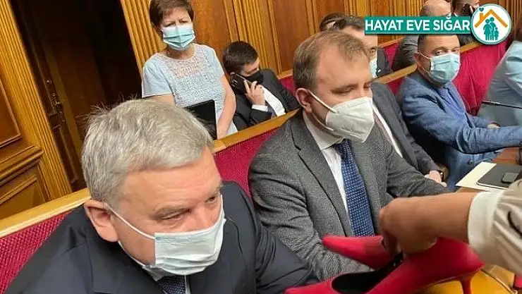 Ukrayna meclisinde savunma bakanına topuklu ayakkabı hediye edildi