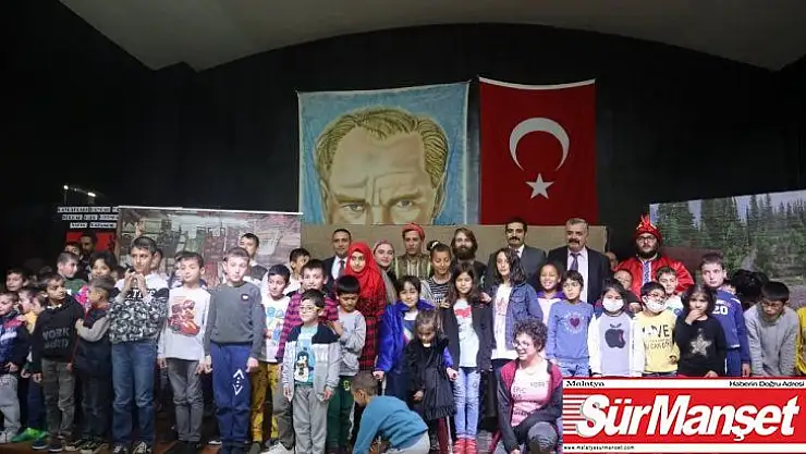 Ülkü Ocakları, Saray Çocuk Evleri Sitesi'nde tiyatro sahneledi