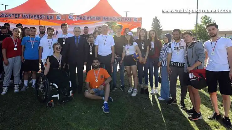 Uluslararası gençlik festivalinde dereceye giren sporculara ödül