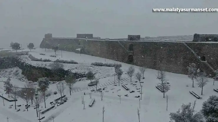 UNESCO listesindeki asırlık surlar beyaz gelinlik giydi