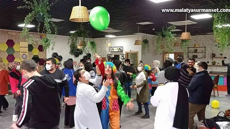 Üniversite öğrencileri engellilerle bir araya geldi