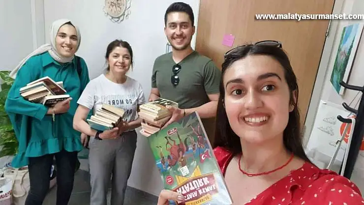 Üniversite öğrencileri, köy okulu için kitap bağışında bulundu