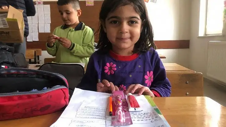 Üniversite öğrencilerinden ilköğretim öğrencilerine diş macunu ve fırça