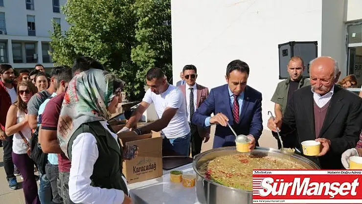 Üniversite öğrencilerine aşure ikramı