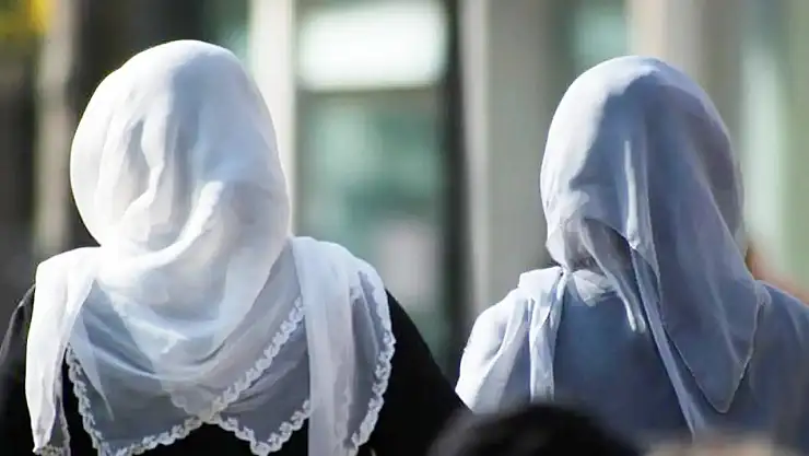 Üniversite Öğrencilerine  Başörtüsü Yasağı Mı Geliyor?