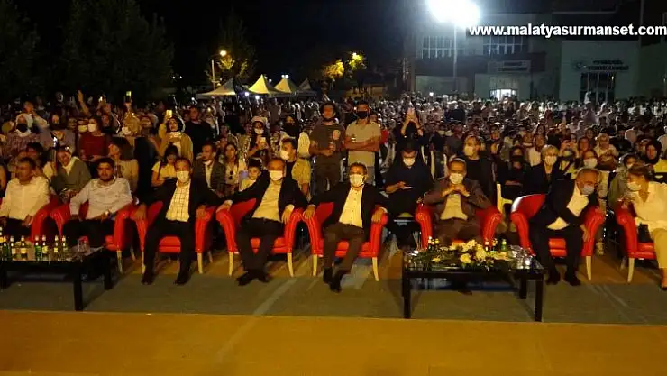 Üniversite öğrencilerine çiğ köfteli konserli karşılama