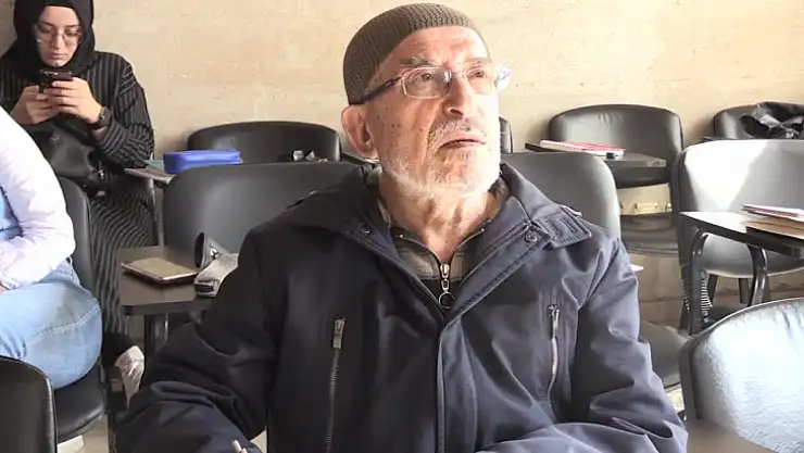 Üniversiteden mezun olmak için 70 yaşında İngilizce öğreniyor