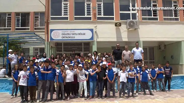 Üniversiteli gençler ortaokul öğrencileri ile oyun oynadı