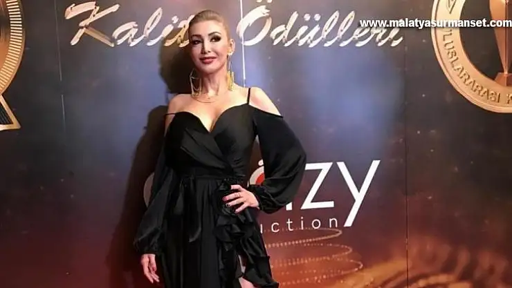Ünlü oyuncu ve sunucu Aksu başarılarıyla göz dolduruyor