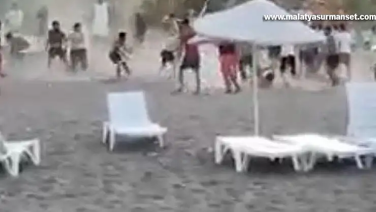 Ünlü sahilde tekmeli sopalı kavga