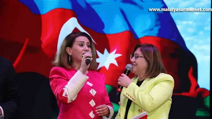 Ünlü sanatçı Azerin Belediye Başkanı Şahin ile düet yaptı