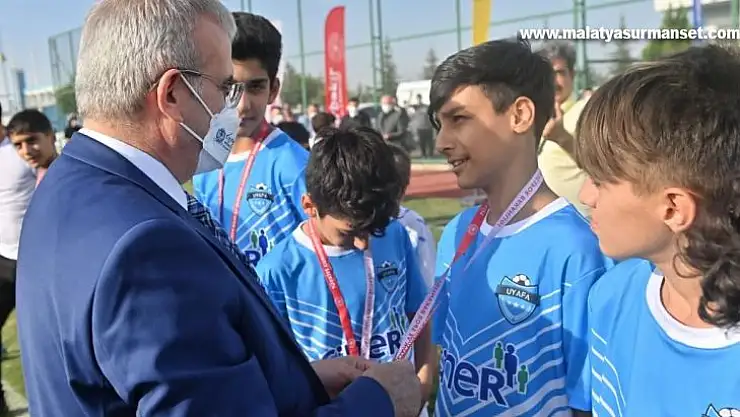 UYAFA seçmelerinde dereceye giren sporculara Vali Karaloğlu kupalarını verdi