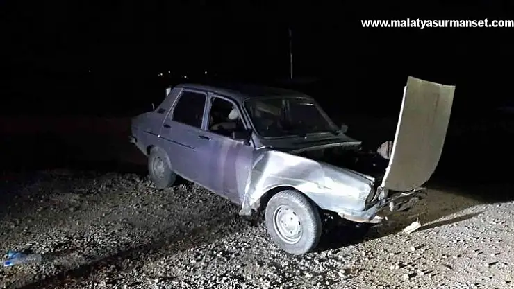 Uyarı levhasına çarpan araç şarampole uçtu: 2 yaralı