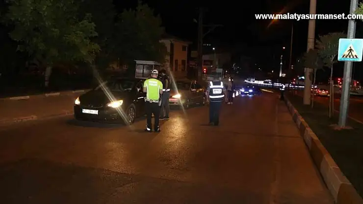 Uygulamada 894 kişinin kimliği kontrol edildi