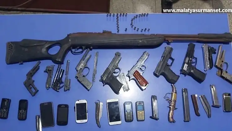 Uyuşturucu baskınında silah ve bıçak yakalandı