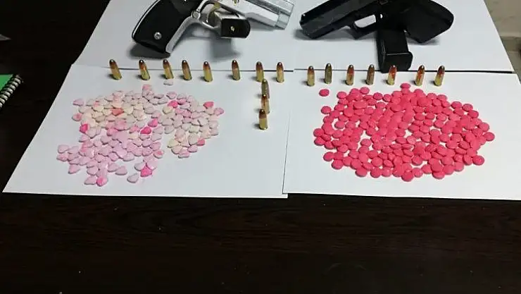 Uyuşturucu hap ve tabancadan 4 gözaltı