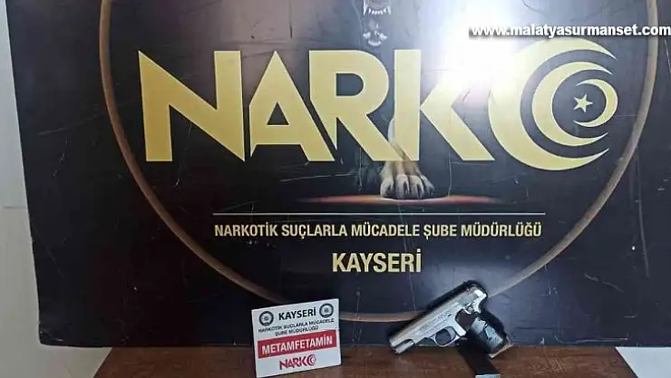 Uyuşturucuyu aracın teybine gizlemişler