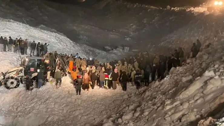Üzerine çığ düşen minibüsteki 4 kişinin cansız bedenine ulaşıldı