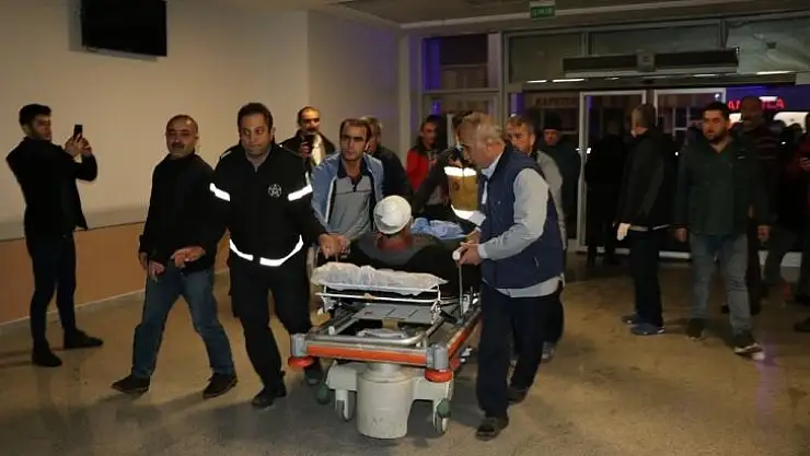 Üzerine çığ düşen minibüsten sağ kurtulan 5 kişi hastaneye kaldırıldı