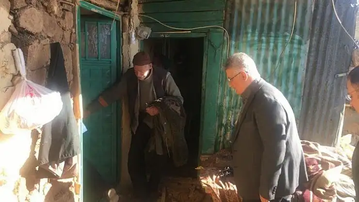 Vali Aykut Pekmez depremin hasar verdiği bölgede incelemede bulundu