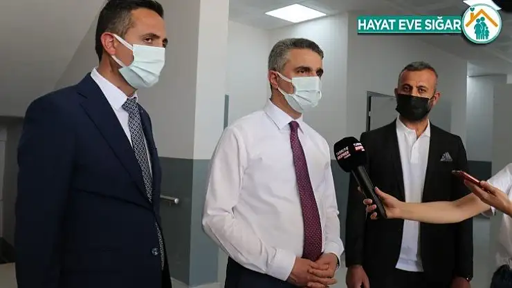 Vali Baruş, yapımı süren okul inşaatlarında incelemelerde bulundu