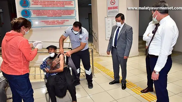 Vali Baruş, yaşlı şahsın 2'nci doz aşısını yaptırdı