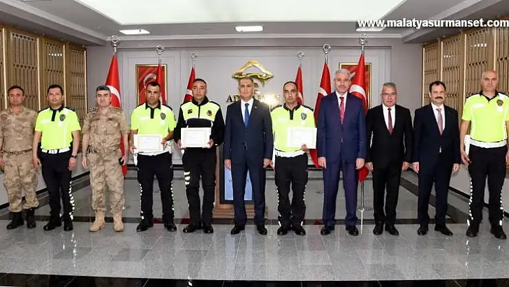 Vali Çuhadar jandarma ve emniyet personellerini ödüllendirdi