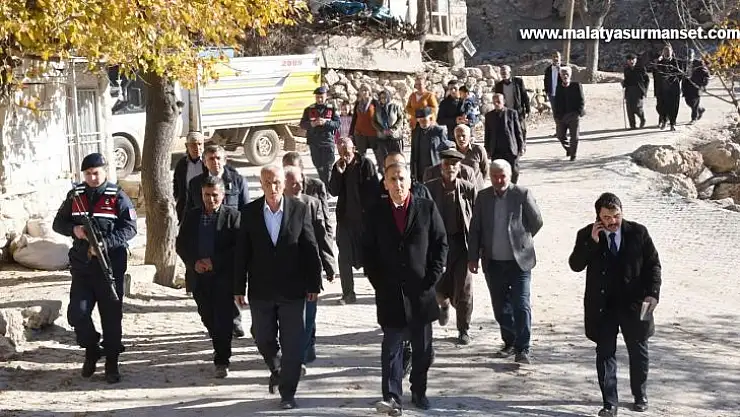 Vali Çuhadar, köyde yaşayan vatandaşların sorunlarını dinledi