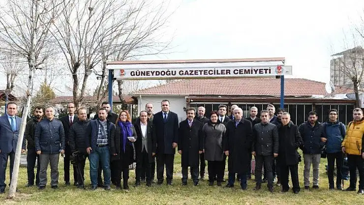 Vali Güzeloğlu gazetecilerle bir araya geldi