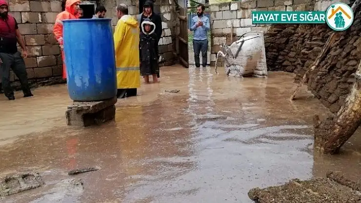 Van'da sel felaketi: 2 yaralı