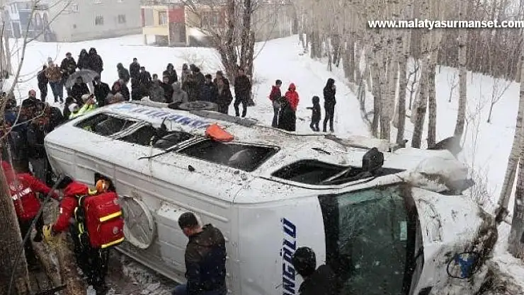 Van'da yolcu minibüsü devrildi: 14 yaralı