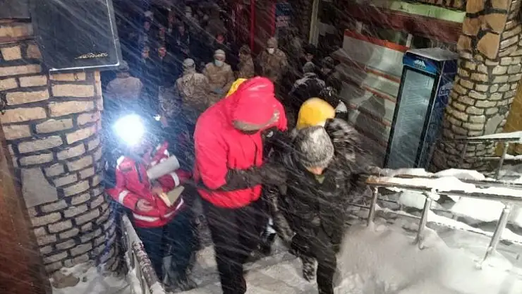 Van Gölü kıyısında donma tehlikesi geçiren göçmenler hastaneye kaldırıldı