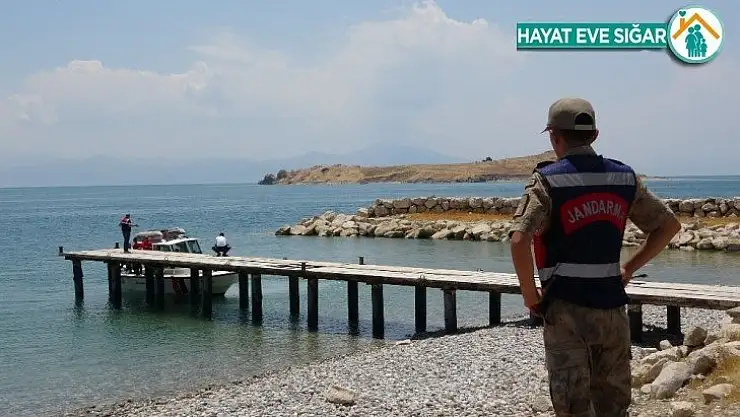 Van Gölü'nde batan tekneyi arama çalışmalarına ara verildi
