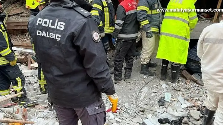 Van polisi 108 saat sonra bir kadını enkaz altından sağ çıkardı
